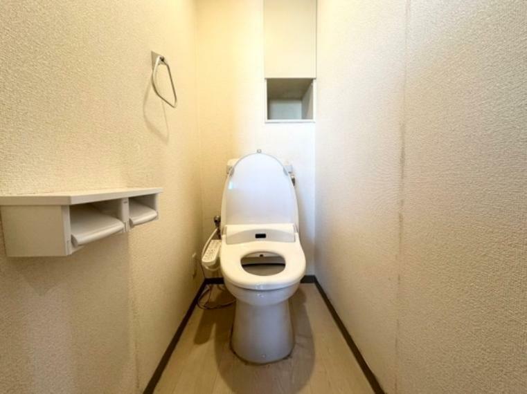 トイレ （トイレ）背部には収納棚がございます。（2024年04月撮影）