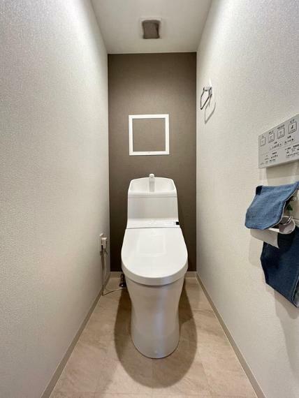トイレ （トイレ）アクセントクロスが落ち着いた雰囲気を醸し出す空間です。（2024年04月撮影）