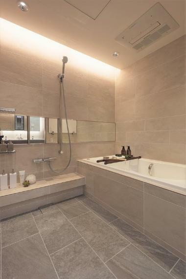 浴室 間接照明と石材を用いたスタイリッシュなバスルーム。雨の日も嬉しい浴室乾燥機付きです。