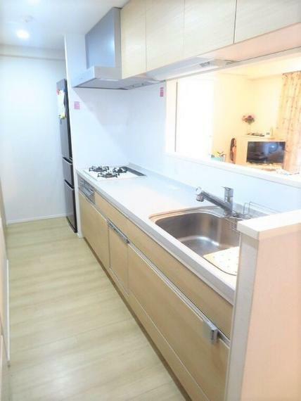 キッチン 人造大理石のキッチンカウンター調理スペースが広く料理がしやすいキッチンとなっております。食洗器、浄水器も完備しております