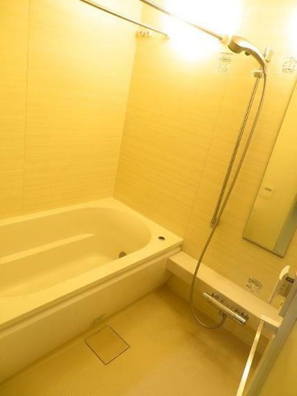 浴室 1418サイズのバスルーム浴室換気乾燥機、追炊き機能も完備しております。