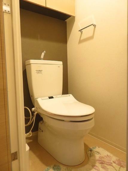 トイレ ウォシュレット付のトレイには上部棚も完備しております。