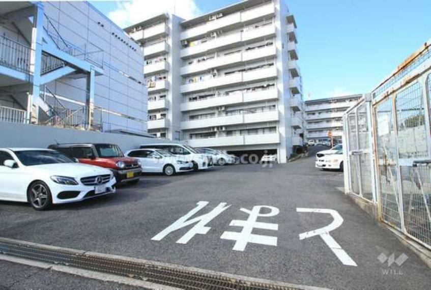 敷地内駐車場（屋外平面式）駐車スペースは大きな車でも問題なく駐車ができそうな広さです。