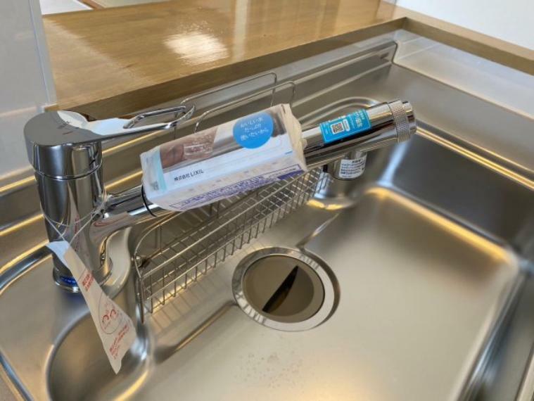 キッチン 引き出し式のヘッドになっていてシンクのお掃除も楽々 手元で切り替えができる浄水器内蔵！