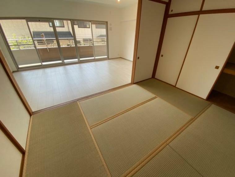 和室 リビングから繋がる和室！扉を開けて空間を広く見せることもできます。