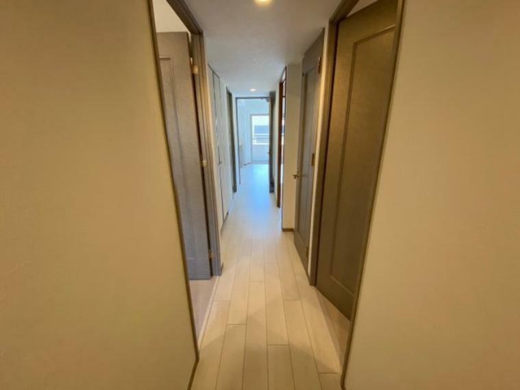 玄関から各部屋に繋がる廊下は明るいです！