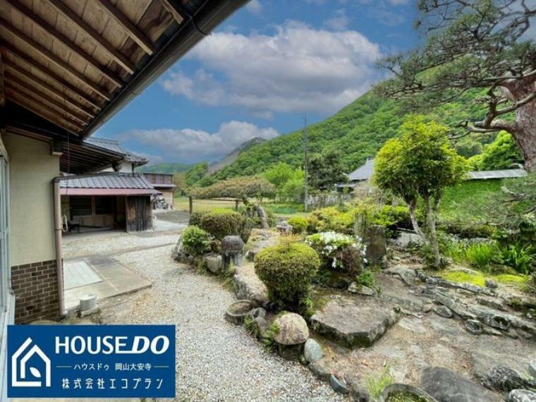 庭 日本の伝統美を感じる贅沢な空間。豊かな自然と共に、心が落ち着き、心地よい時間を過ごすことができますね