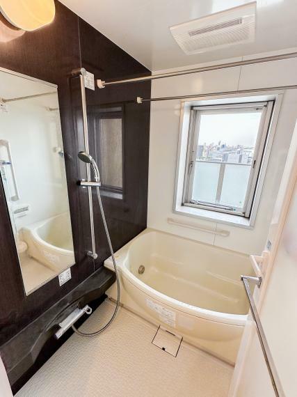 浴室 浴室には窓があり、開放的な空間でゆったりお寛ぎ頂けます。室内（2024年4月）撮影