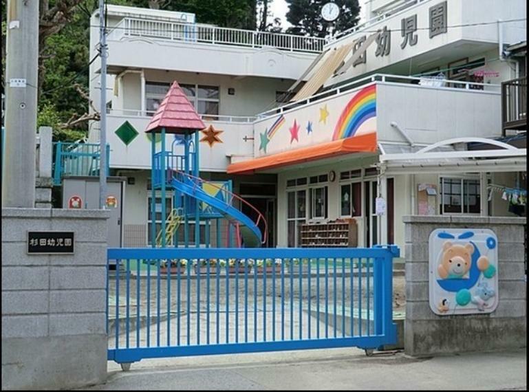 幼稚園・保育園 杉田幼児園 園児たちは、隣接する杉田八幡宮の神様に見守られ、のびのびと、そして笑顔いっぱいの園生活を送っています。