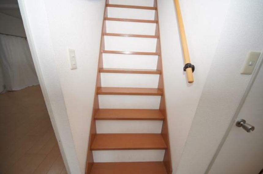手すり付きの階段で安全に上り下りできます。