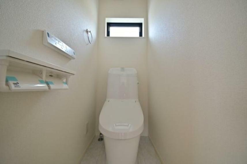 トイレ 人気のシャワートイレが付いており、トイレットペーパーの無駄をなくすだけでなく感染症の予防にも効果的です。