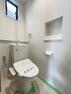 トイレ 白を基調とした明るく清潔感のある空間。トイレは1階と2階それぞれにございますので、忙しい時や来客の際もスムーズに使うことができて便利です。