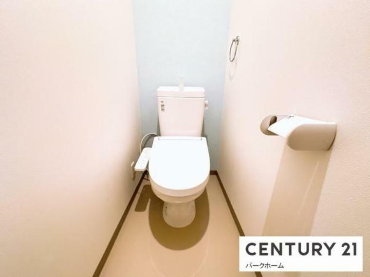 トイレ 【2階トイレ】 お洒落なアクセントクロス施工！窓が有り換気も可能！