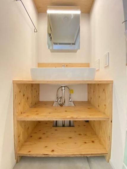 洗面化粧台 木を主体とした洗面台 無駄省いた作りで収納スペースを最大限作れてます。
