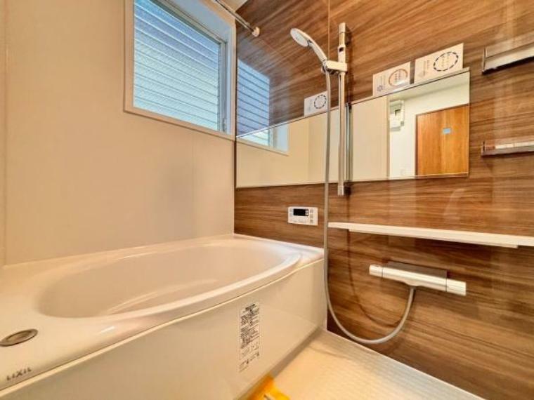 浴室 ～Bath～明るく清潔感のあるバスルームでリラックスバスタイム。バスタブにつかって寛ぎながら心と体をリフレッシュ。一日の疲れを癒してくれる清潔感のあるバスルーム。