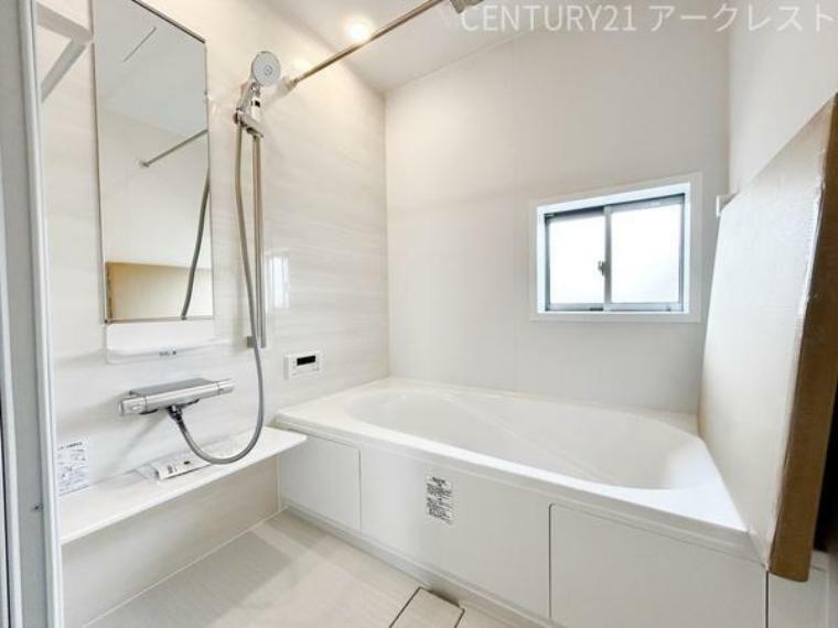 浴室 明るく清潔感のあるバスルームです
