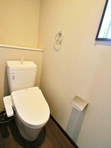 トイレ 小窓のある2階の温水洗浄便座付トイレです