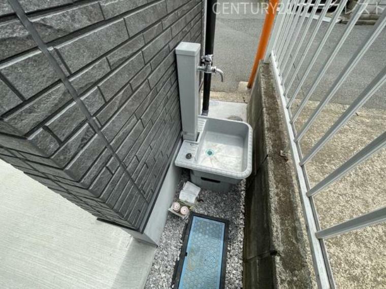 庭 洗車などに便利な外水栓付き