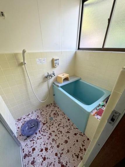 【浴室】<BR/>小窓付きで自然換気も可能なバスルームです