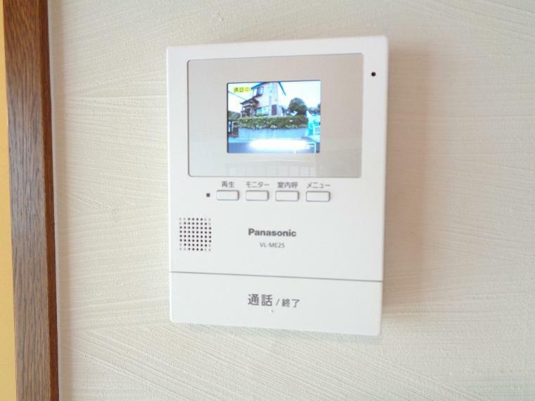TVモニター付きインターフォン 来客時にも便利なTVモニター付きインターホン。