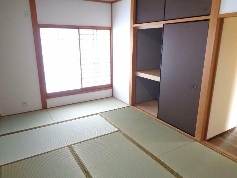 和室 様々な使い方ができる和室です。 居間にも寝室にもなる和室は汎用性がとても高いです。