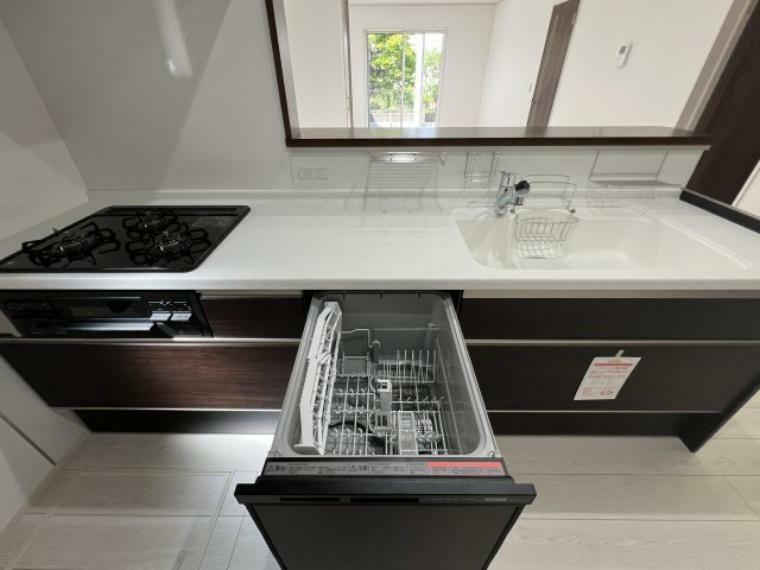 キッチン 【G号棟　リビング】シンク下の収納スペースは出し入れしやすいスライドタイプ。大きな鍋やフライパンもラクに取り出せます。