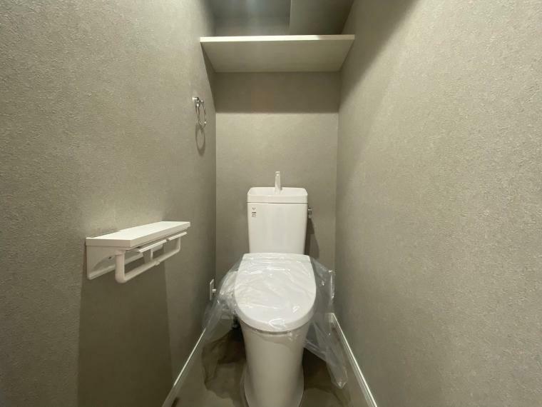 トイレ トイレも新品交換済み！ 全面グレーで落ち着く空間に。