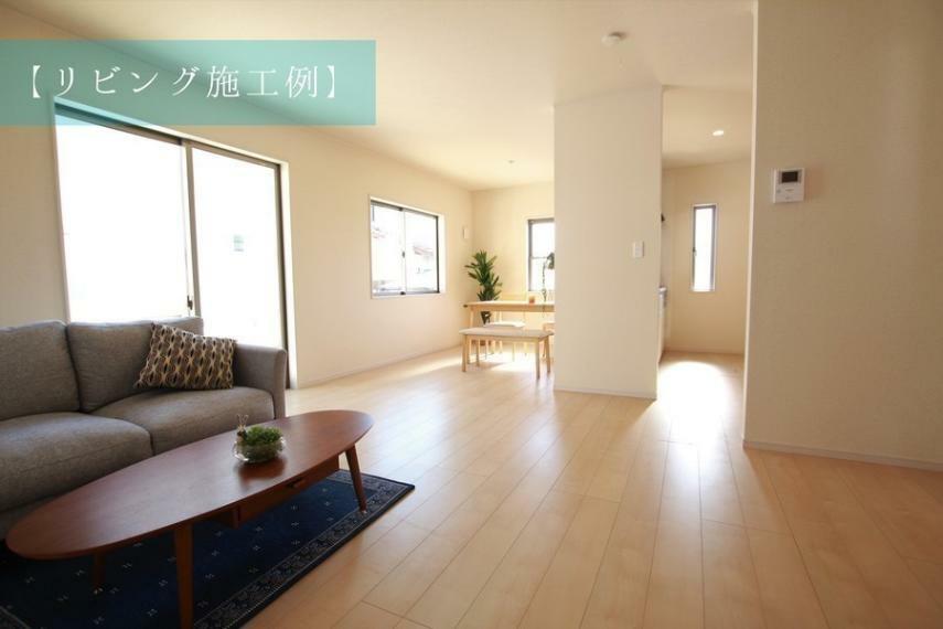 居間・リビング ハイセンスな空間を豊かに表現する床、時間によってさまざまな陽光を映し出す大きな窓、住みやすさを追求した間取り。シンプルな造りだからこそ、そこに住まう家族の好みに合わせられます。（施工例）