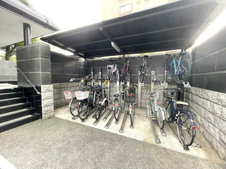 敷地内にあるラック式の屋根付き駐輪場は、天候による汚れや日焼けによる劣化などから自転車を守ります。