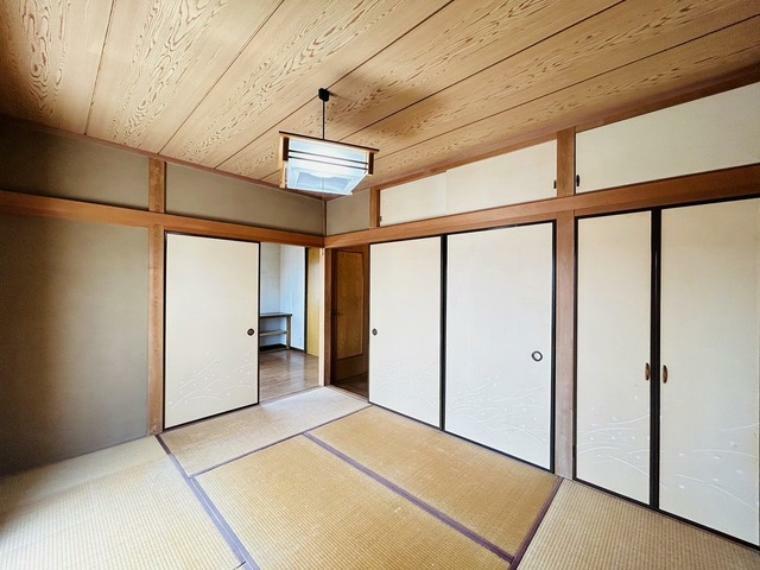 和室 伝統的な日本文化とモダンなライフスタイルを融合させる和室。畳の感触や香りが、日常のストレスを和らげ、リフレッシュされた気持ちで新たな一日を迎えることができます。