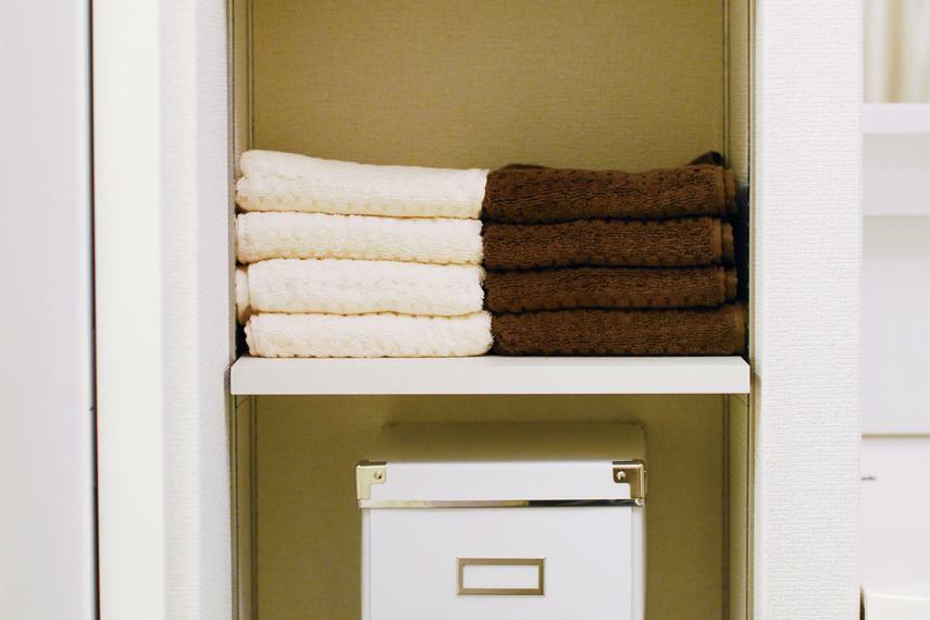 収納 【リネン庫orリネン棚】  洗面室内には、毎日使うタオルや洗剤・シャンプー類などのストックを収納しておけるスペースをご用意しました。※収納の大きさ・形状は号棟により異なります。