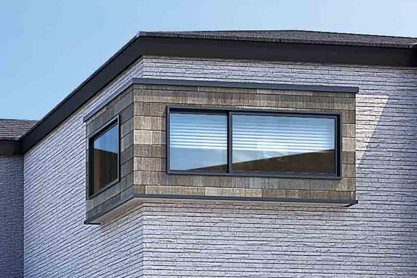 現況外観写真 【アイポイントとなる出窓デザイン】  立体的な出窓に素材感のある外壁を組み合わせることで、ファサードにアクセントを与えています。