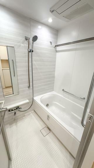 浴室には乾燥機、入る人の身長を選ばないシャワースライドバーを標準装備。室内（2024年4月）撮影