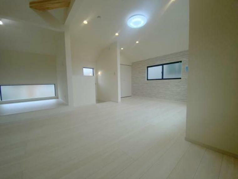 居間・リビング ■吹抜天井＋勾配天井で開放感のあるリビング空間