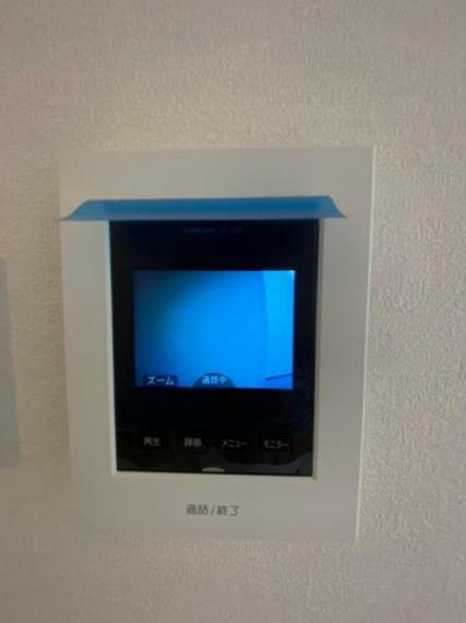 TVモニター付きインターフォン 外出中も来訪者をカラー画面でしっかり録画します！ボタンひとつで通話が可能です  在宅時にも鮮明なモニターでしっかり相手を確認できます