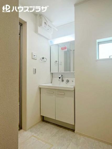 洗面化粧台 1号棟 収納スペースが充実した三面鏡タイプの洗面台。