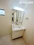 洗面化粧台 2号棟 収納スペースが充実した三面鏡タイプの洗面台。