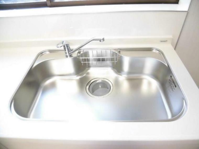 【同仕様写真】新品交換するキッチンの水栓金具はノズルが伸びてシンクのお手入れもラクラクです。水栓本体には浄水機能が内蔵されていて、おいしいお水をつくります。