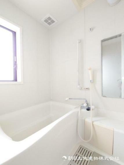【浴室】お掃除のしやすさ・収納の便利さ等、おふろを使う人、お手入れする人、みんなにとっての「使いやすさ」を追求した浴室を採用いたしました。