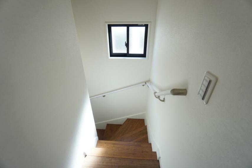 同仕様写真（内観） 同仕様写真。踏み場の広い、手摺付き階段です。踏み場の広い階段は、高齢の方でも安心できますね^^