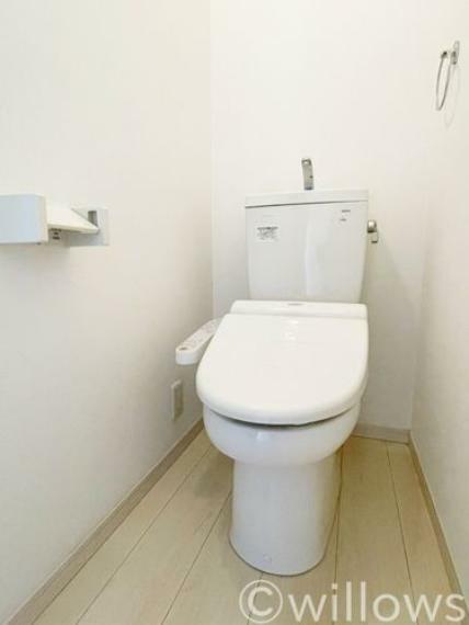 トイレ トイレは白を基調とし、清潔感のある空間に。より快適にご利用いただくために、ウォシュレットタイプを採用。