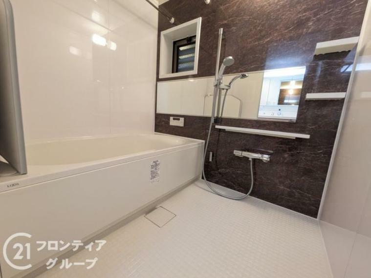白を基調に広々とした浴室はゆったりと脚を延ばして入れるバスタブがあり、1日の疲れを癒せます。