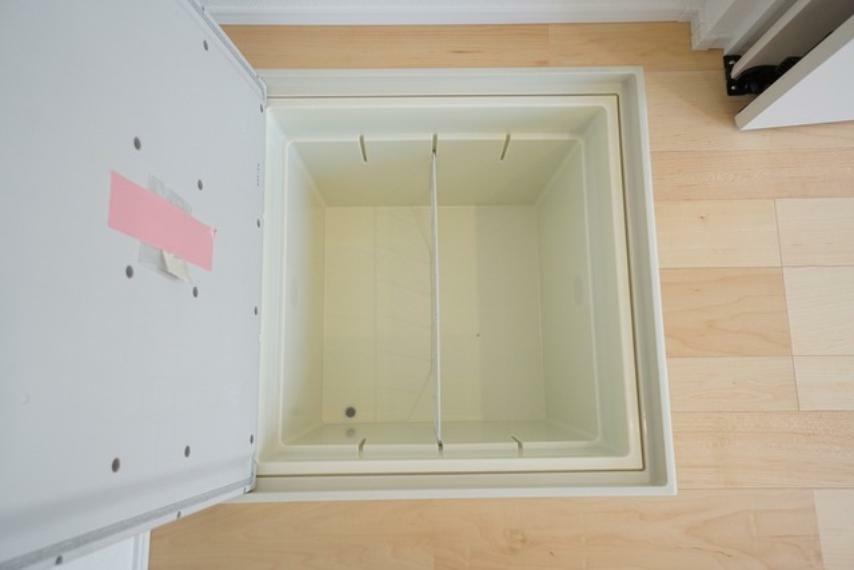 構造・工法・仕様 1階洋室にある床下収納は、居住スペースを減らさずに収納することができます。