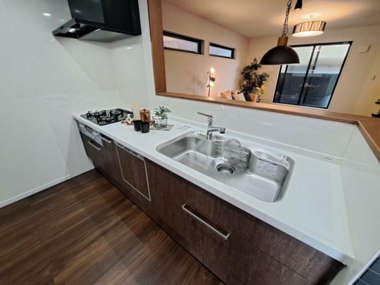 参考プラン完成予想図 キッチンは標準で食器洗浄乾燥機が付いています。床材やクロスのお色もスタイルに合わせてセレクトさせていただきます（建物プラン例4LDK、建物価格2000万、建物面積109.09平米）