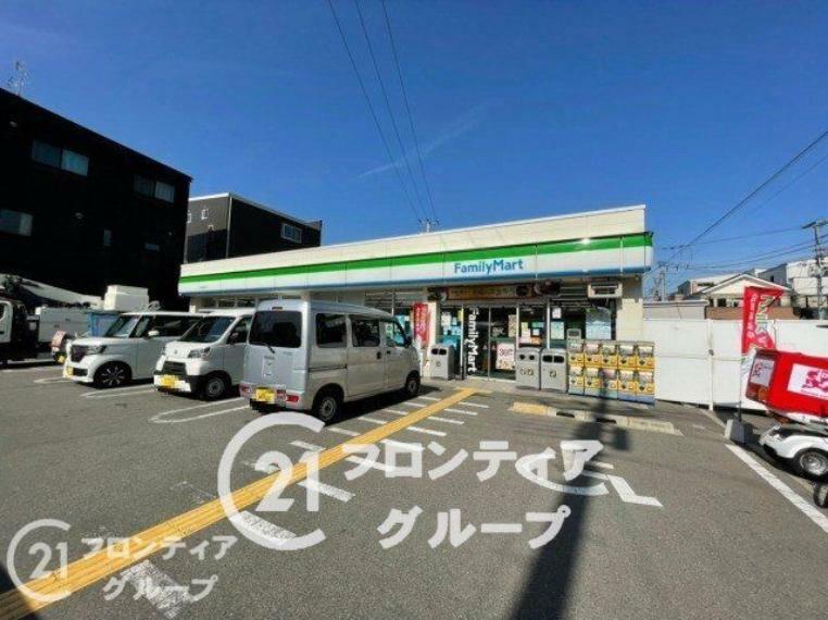 コンビニ ファミリーマート俊徳道駅西店 徒歩8分。