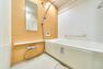 浴室 ●【1416サイズのユニットバス】浴室はゆとりたっぷりの【1416サイズ】。ホワイトカラーの落ち着いた空間で、ゆったりとしたバスタイムが過ごせそうですね！雨の日などに心強い浴室乾燥機付となります。
