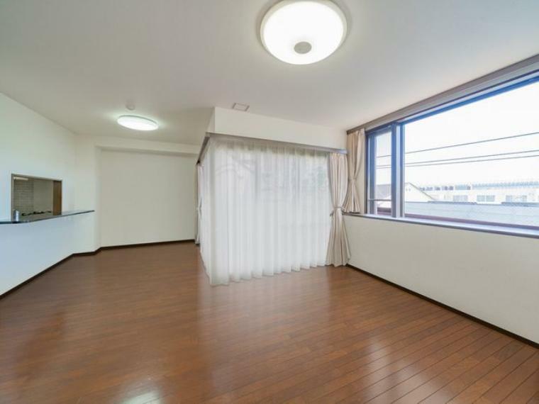 居間・リビング 画像はCGにより家具等の削除、床・壁紙等を加工した空室イメージです。