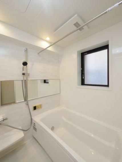 浴室 全面をホワイトで統一した落ち着きのある大人の空間の浴室。ホワイト系の色合いとすることで清潔感のあるゆったりとした落ち着いた雰囲気になります。また、水垢汚れを早期に見つけることができます。