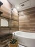 浴室 光沢のある木目調パネルが高級感を漂わせるバスルームです。ゆったりとくつろげる空間で、身体も心も癒されます。暖房・涼風・換気・乾燥機能付きで1年中快適です。