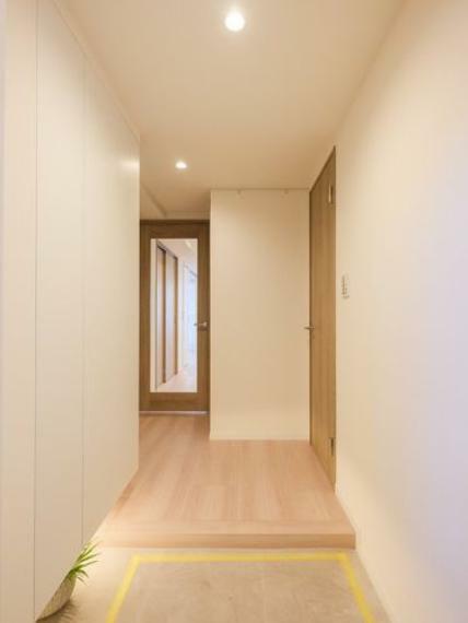 玄関 フットライトからのびる光が足元を優しく包み込む気品溢れる玄関です。住まいの顔になる玄関は、白を基調に爽やかな空間を演出します。